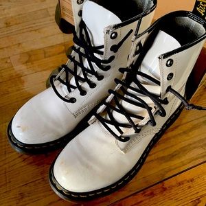 White Patent Lamper Dr. Martens
